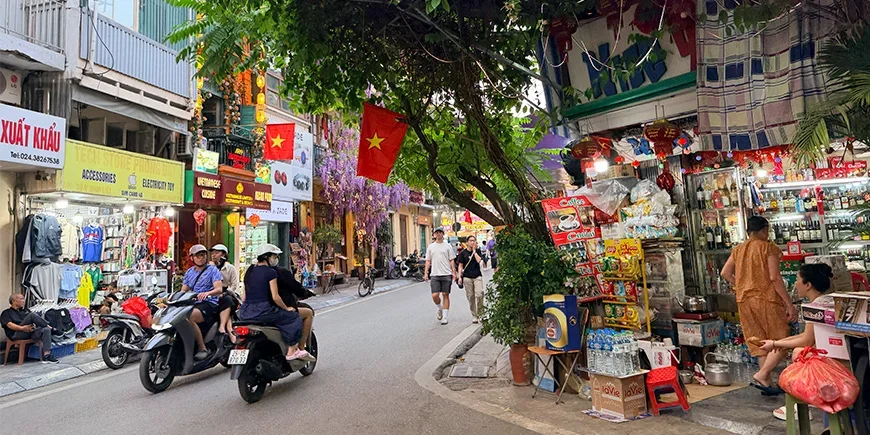 Stemningsfull gate i Hanoi