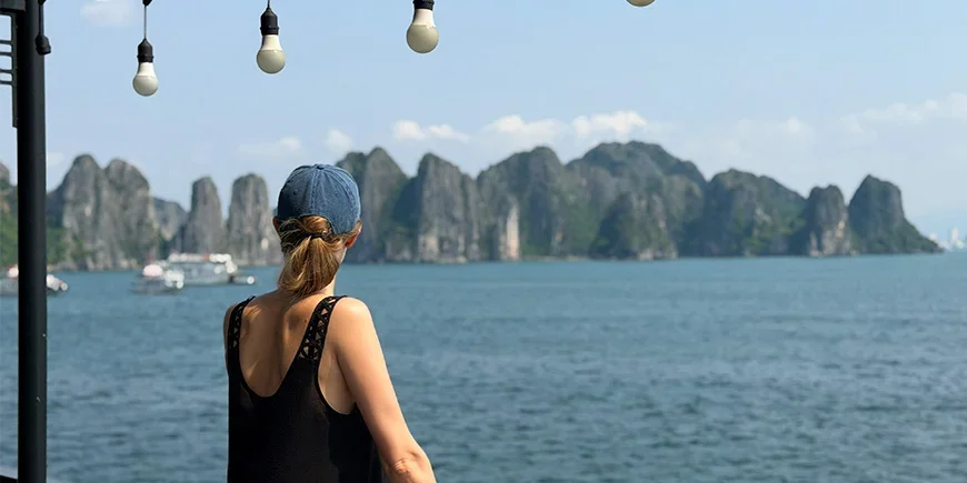 Iida fra TourCompass ser på kalksteinsklippene i Ha Long-bukten