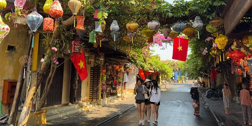 Vakker gate med lanterner i Hoi An