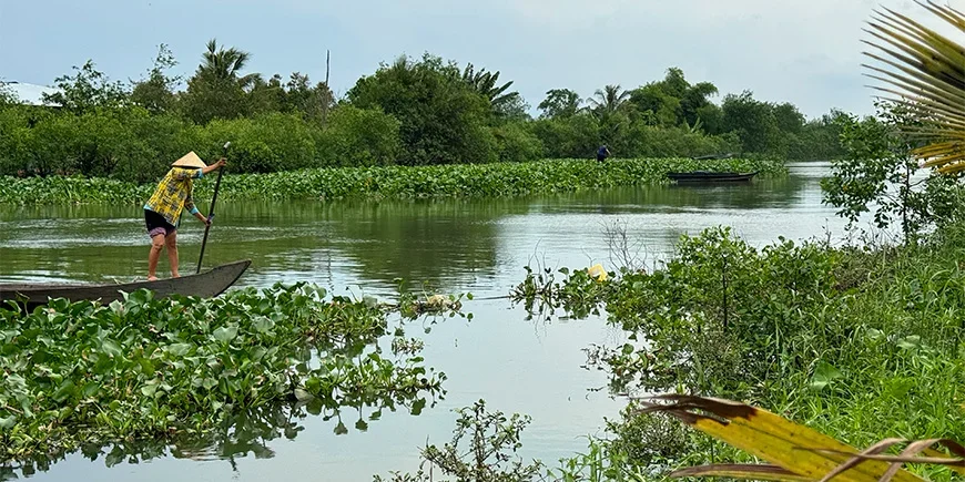 Vietnamesisk person på en båt i Mekongdeltaet