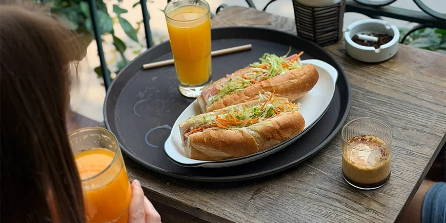 Banh Mi-sandwich og kaffe på kafé i Hanoi