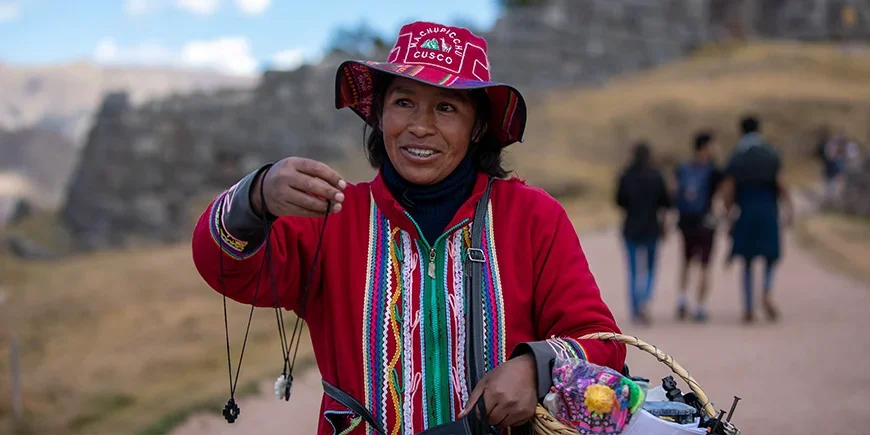 Lokal kvinne i Cusco i Peru som selger håndlagde smykker