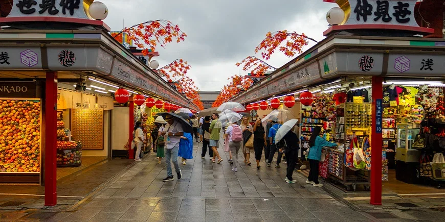 Veien opp til Sensoji-tempelet i Asakusa i Tokyo