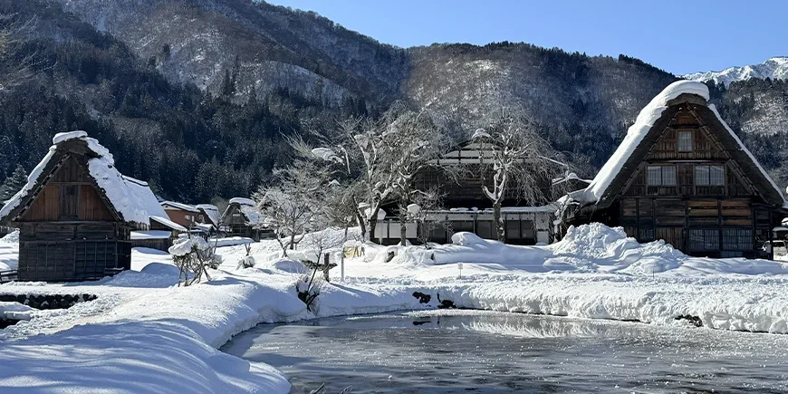 Februar med snøvær i Shirakawa-Go