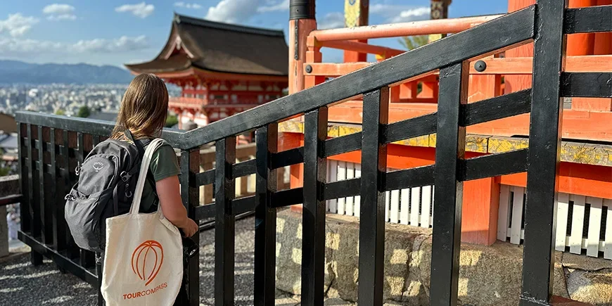 TourCompass-medarbeider ved Kiyomizu-tempelet i Kyoto