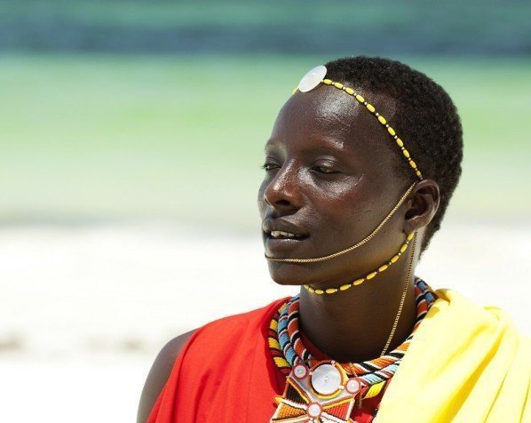 Masai på strand i Mombasa
