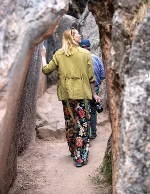 Kvinne på oppdagelsesferd i Cusco i Peru