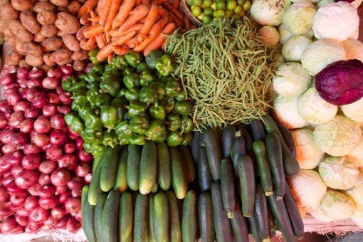 Fargerike grønnsaker på byens marked
