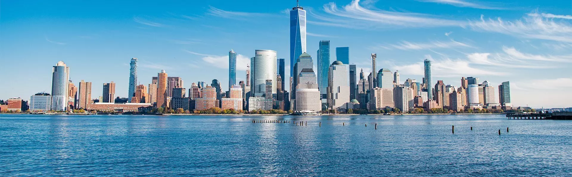 New Yorks skyline på en skyfri dag