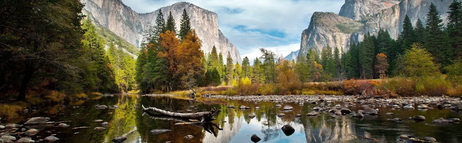 El Capitan og Merced River i Yosemite nasjonalpark dekket av høstfarger