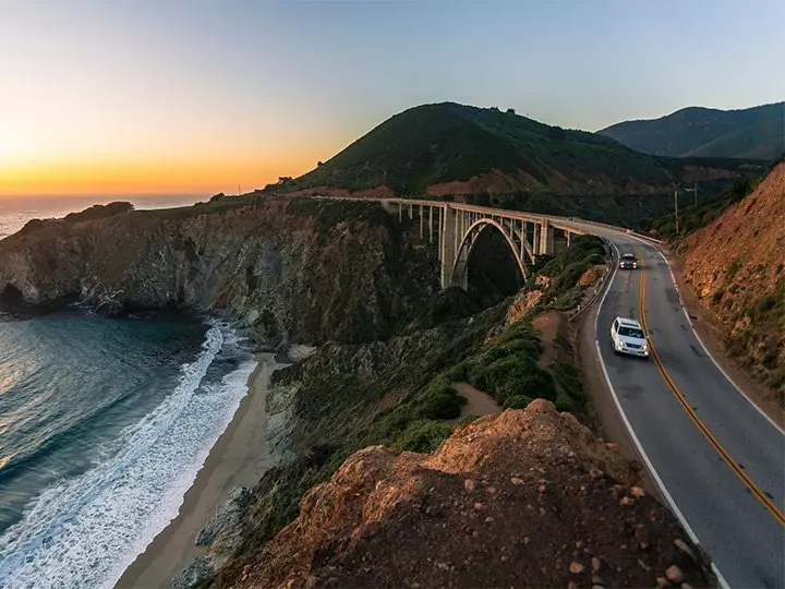 Solnedgang over Bixby Bridge i California
