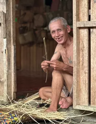 Smilende mann fra Iban-stammen i Batang Ai