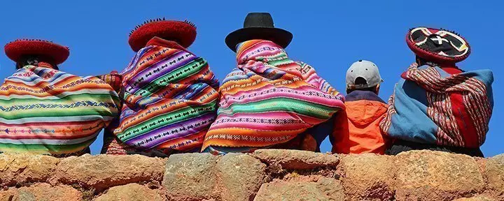 Fargerike Quechua-kvinner i Cusco