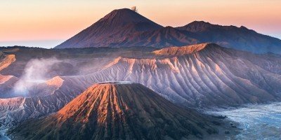 Dramatisk og fargerik soloppgang sett fra Borobudur, Java