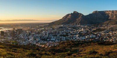 Cape Town sett ovenfra i lyset fra solnedgangen